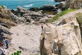 跳跃在礁石上，共赴海岸线华尔兹图片