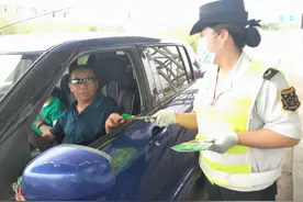 在平凡的岗位上铸就辉煌｜巧手舞风采 讴歌奋进路——高速收费员一双巧手舞精彩礼献祖国图片