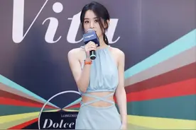 赵丽颖一袭“海洋蓝”太优雅，腰间系绑带秀小蛮腰，马甲线看得见图片