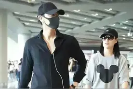 黄子韬与妈妈一起走机场，同穿破洞牛仔裤，妈妈潮酷感超显年轻图片