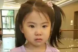 严厉！奥运冠军王楠4岁女儿练球被逼哭，擦干眼泪接着打图片