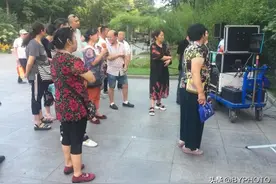 大叔爱搞发明，自制移动ktv，大爷大妈组队体验图片