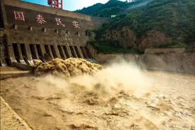 黄河三门峡大坝开启全面开闸泄洪，“水龙”奔腾、场面气势磅礴图片