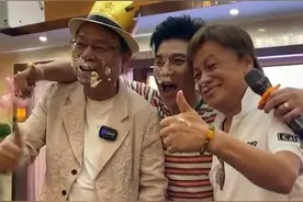武打巨星梁小龙罕露面，头发花白气色好，前妻毁容后离婚娶娇妻图片