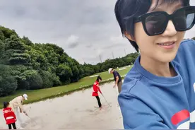 陆毅晒一家四口出游照！12岁女儿贝儿大长腿吸睛，老婆鲍蕾帅美图片
