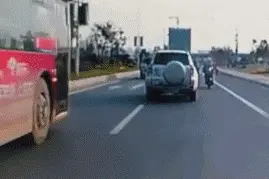 笑不停：来不及解释了，快上车图片