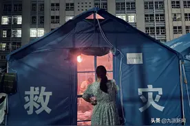 云南孕妇分娩时遇地震，被助产师和医生前后抱住，感觉地动山摇图片