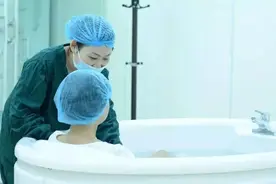 为什么"水中分娩"越来越受欢迎？准妈妈别害羞，听听这3个原因图片