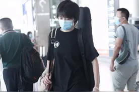 窦靖童的时尚让人难懂，这裤裆都长到膝盖了，真把裤子当成裙子穿图片