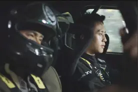 冠军车手高速飙车，父亲副驾驶呕吐不止让人心疼视频封面