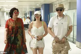 钟丽缇婆婆好潇洒，套装穿出高级感，身材一看就很有福气图片