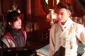 易烊千玺片场揉面，和黄子韬互动超有爱，两人配合很默契图片