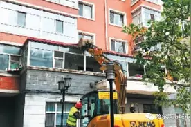拆违进行时 | 大设备出动 清理消防通道 香坊区安乐街道拆违118平方米图片