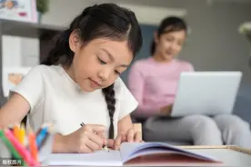 陪孩子写作业，孩子却总摸鱼？正确的陪写方式很重要，家长别忽略图片