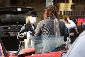 黛安·克鲁格和男友现身，戴好手套和口罩，排队保持安全距离图片