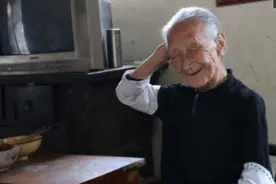 90岁老奶奶看起来像70岁，她说人老了吃饭是关键，看她吃的啥图片
