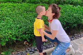 金巧巧送俩娃上幼儿园，学费一年就14万！家中还有室内游乐园图片