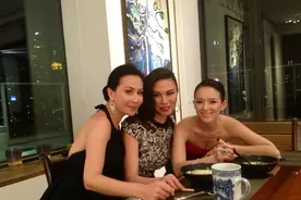 刘嘉玲晒和章子怡合影，两人气场强大，疑在三亚度假相遇图片