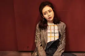 于明加-孤芳自赏图片