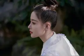 张天爱真的好瘦，穿露脐装配S码牛仔短裤，裤腰看着能塞一只手图片