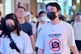 王思聪疑曝新恋情，与美女逛街提袋显绅士，两人曾在夜店亲密互动图片