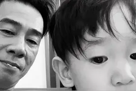 陈小春晒与小儿子合影，1岁Hoho长相呆萌帅气，大眼睛遗传应采儿图片
