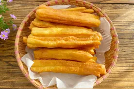 原来炸油条很简单，想吃就做，个个空心蓬松，金黄酥脆，教您方法图片