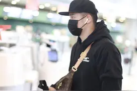 蒋劲夫体形越来越壮，穿帽衫肌肉感也很明显，浑身透着帅气男人味图片