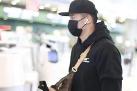 蒋劲夫体形越来越壮，穿帽衫肌肉感也很明显，浑身透着帅气男人味图片
