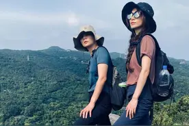 Hebe与Ella暖心同框，一起爬山心情愉悦，姐妹情深惹人羡图片