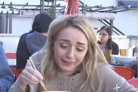 俄罗斯美女来中国出差，街边买了2份小笼包，结账时愣住了！图片