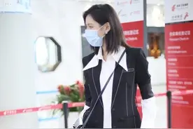 张予曦黑白穿搭大秀蜂腰长腿，人美又会穿，成王思聪最美前女友？图片