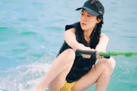 霍思燕穿泳装海上冲浪！秀出一双白净细长腿，落水后素颜精致抢镜图片