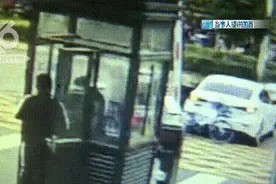 当众推倒顾客，这位保安怎么那么冲？图片