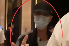 现场曝光！王一博下班回酒店，3次冲进私生饭人群怒怼，用词很刚图片