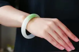 冬天是最适合佩戴玉镯的季节，这些好处你是要知道的图片