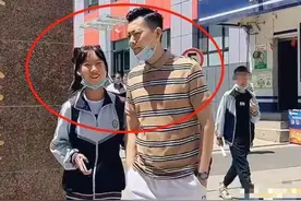 “最年轻爸爸”走红网络，接初二女儿放学，却被误认成女儿男友图片