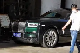 首台“帝王绿”劳斯莱斯，落地1200万，挂3个8牌，车主是龙华首富图片