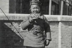晚清老照片：中年男子打赤膊避暑，一个年轻人长相酷似郭德纲图片