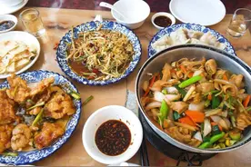 4个南方人去东北菜馆点了6个菜，老板劝不住，上完菜傻眼了图片