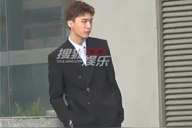 独家：范丞丞街拍！西装革履戴耳环韩范十足图片