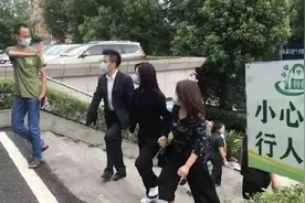 谭松韵庭审现场哽咽发言：一直在等这一天，希望还妈妈一个公道视频封面