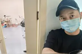 沙溢送儿子上补习班，独自蹲楼梯间啃面包，大儿子学费被曝近25万图片
