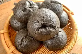 黑芝麻中打入2个鸡蛋，每天吃一个，补钙长大个，头发乌黑气色好图片