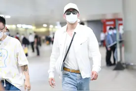 杨烁背心搭配白色夹克十分吸睛图片