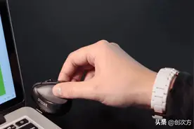 夹在指间的鼠标，桌面自由滑动，还能代替键盘和镭射笔图片