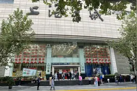 一层楼已被买空！还有人拖箱子来，上海书城闭店前“抢购”堪比双十一图片