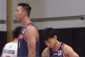 大吼徐杰！易建联跺脚生气，怒摔篮球无视裁判，广东传承一幕图片