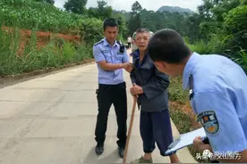 老人不慎摔倒 他们这样做......图片