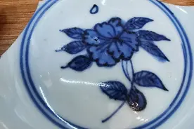 明嘉万时期青花折枝花卉纹碗瓷片分享，馒头底图片